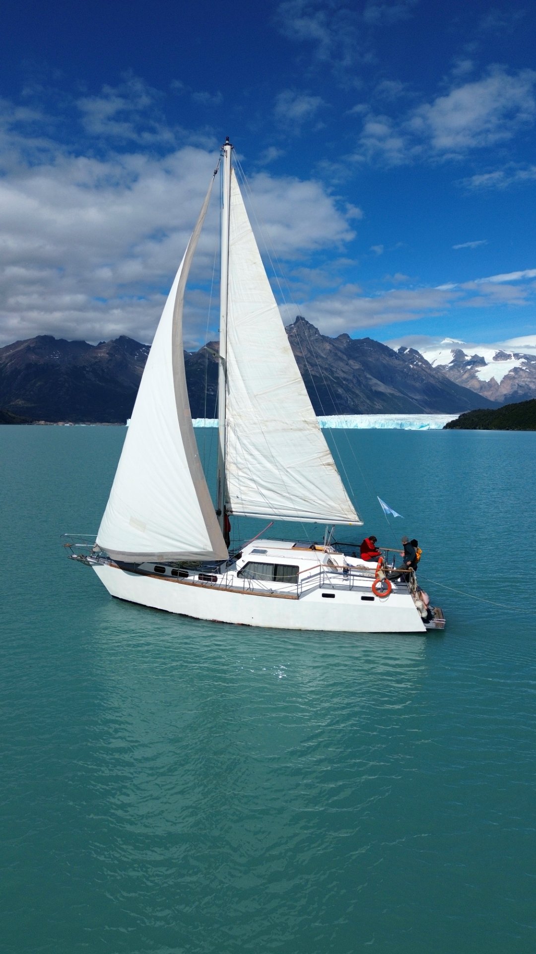 Navegación a vela frente al Glaciar Perito Moreno